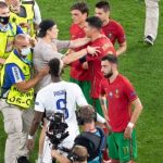 (FOTO) Navijač utrčao na teren da zagrli Ronalda, ali dočekalo ga je iznenađenje