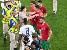 (FOTO) Navijač utrčao na teren da zagrli Ronalda, ali dočekalo ga je iznenađenje