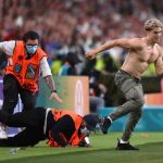 Mladić bez majice osramotio osiguranje na Wembleyju, padali su kao čunjevi
