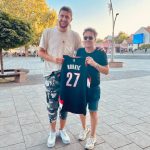 (FOTO) Nurkić poklonio dres popularnom pjevaču, Misimovićev komentar nasmijao sve