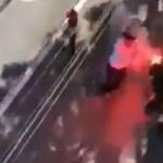 (VIDEO) U obračunu dvije grupe huligan bakljom spržio lice rivala