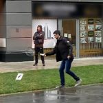 (VIDEO) Kiša pada, a Novak Đoković sa klincima igra tenis u farmerkama i jakni