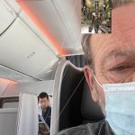 (FOTO) Novak je krišom snimljen kako u avionu čita neobičnu knjigu