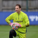 Asmir Begović će i naredne sezone braniti u Premiershipu