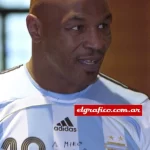 (FOTO/VIDEO) Mike Tyson na brazilskom sudu u dresu Maradone