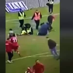 (VIDEO) Golmana domaći navijači prebili dok je bespomoćno ležao na travi