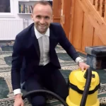 Amel Tuka klanjao teraviju u džamiji, pa uzeo usisivač u ruke