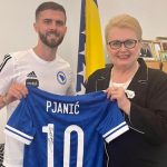 Miralemu Pjaniću uručen diplomatski pasoš Bosne i Hercegovine
